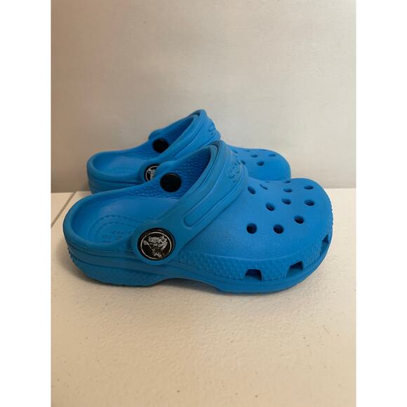 CROCS 2 pair children‎ size 6 Blue pair and Shark gray/black EUC - Picture 10 of 16